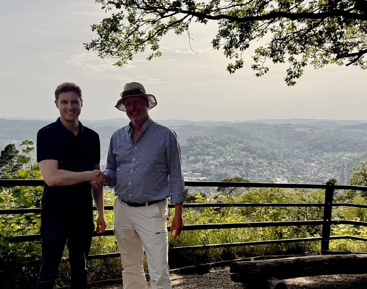 Arvid Pfaff (links) mit Thomas Laibach, dem Gründer des Marburger Pflegedienstes, im Hintergrund die Region.