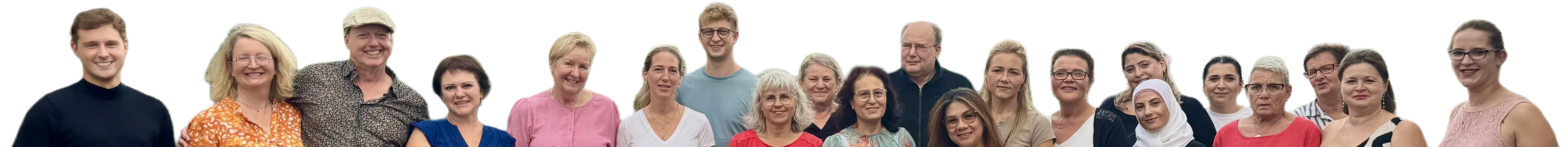 Das Team von MERJE Mobile Pflege, 21 Kolleginnen und Kollegen nebeneinander in einer Reihe